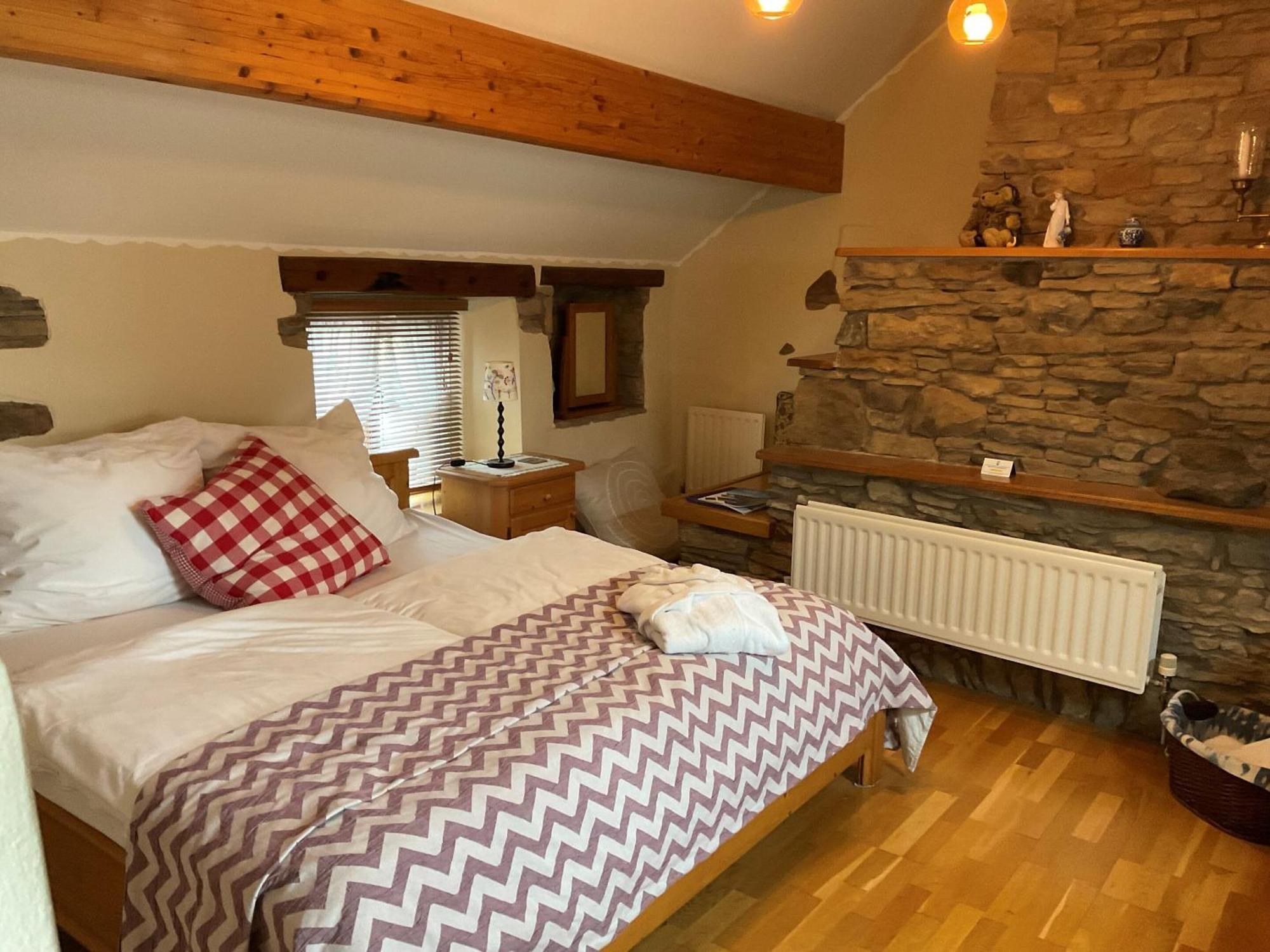 Armidale Cottages B&B Workington Room photo